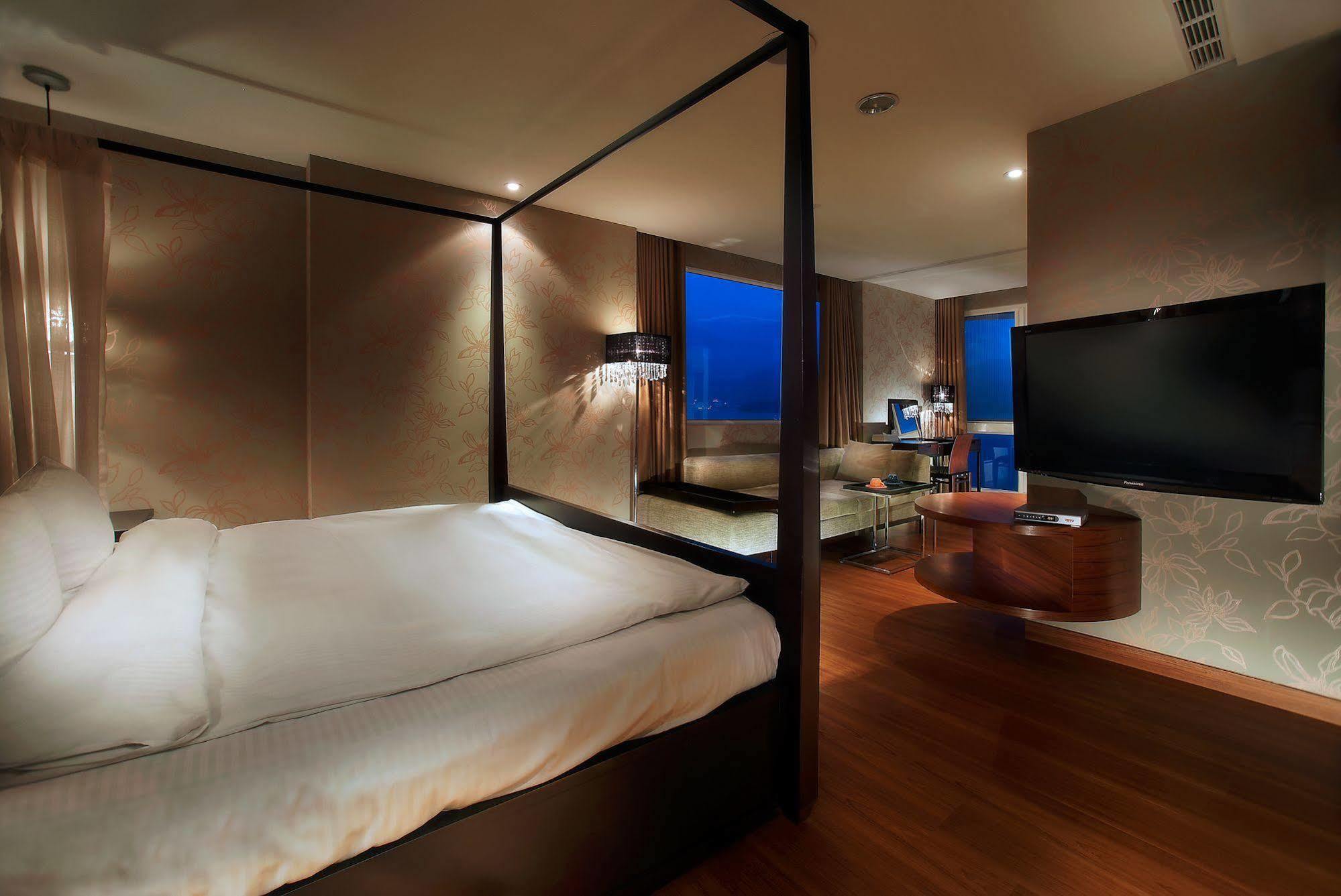 Spa Home Sun Moon Lake Luxury Lakeside Hotel Yuchi Exterior photo